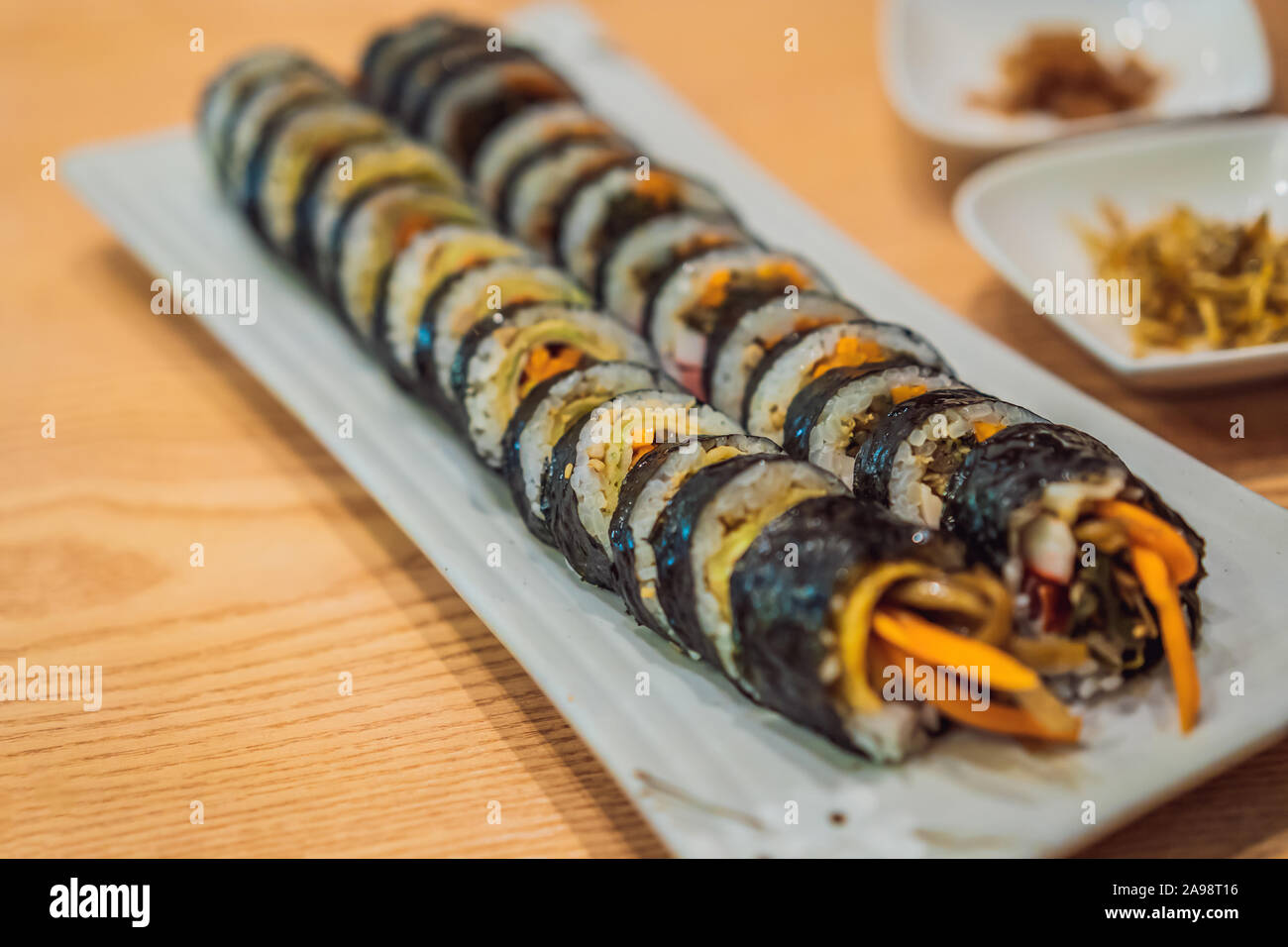 Gimbap o Kimbap è un Coreano piatto fatto da il riso bianco cotto a vapore di bap e vari altri ingredienti, laminato in fogli per la gestione dei contenuti globali di essiccato laver alghe e Foto Stock