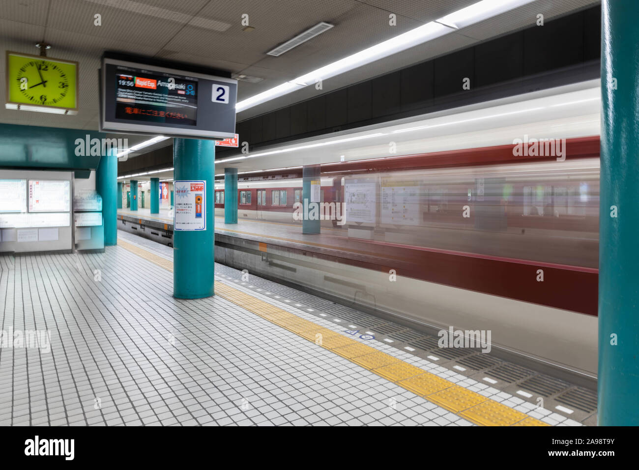 La stazione di Nara (奈良駅, Nara-eki) è una stazione ferroviaria situata a Nara, in Giappone. Gestito dalla West Japan Railway Company (JR West) Foto Stock