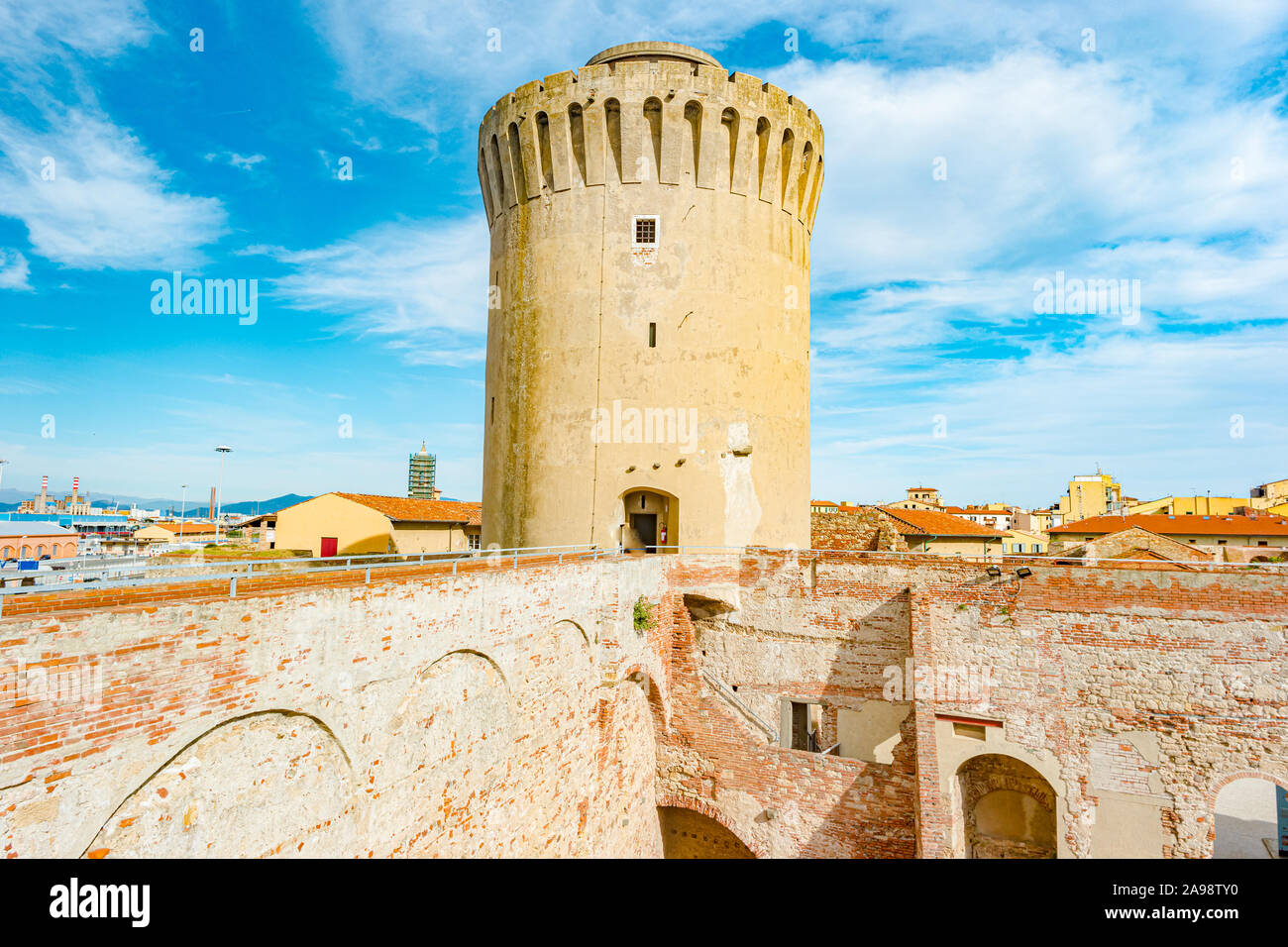 Il fortilizio medievale a Livorno, Italia. Grande vecchia architettura. Una delle principali attrazioni per i turisti in città. Foto Stock