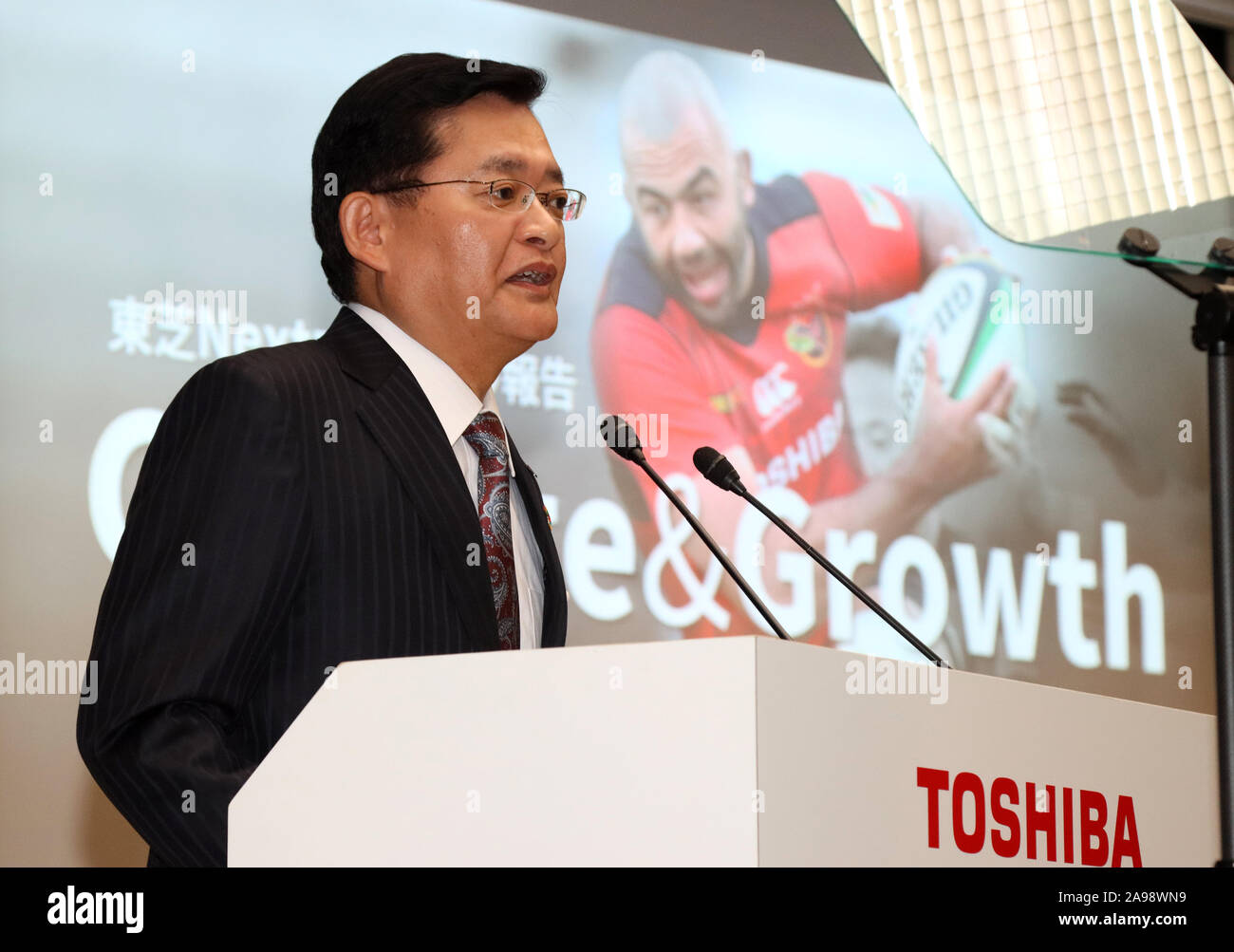 Tokyo, Giappone. Xiii Nov, 2019. Elettronica giapponese Toshiba gigante presidente Nobuaki Kurumatani annuncia i progressi della strategia aziendale della società "Toshiba piano successivo' presso il quartier generale di Toshiba a Tokyo il Mercoledì, Novembre 13, 2019. Toshiba sarà la privatizzazione delle tre società quotate controllate da TOB. Credito: Yoshio Tsunoda/AFLO/Alamy Live News Foto Stock