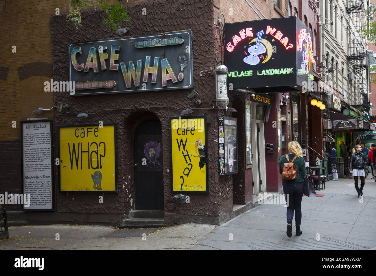 Il leggendario Café Wha? È a MacDougal Street e la struttura Minetta Lane nel Greenwich Village di New York. Cafe Wha? Ospita il meglio della musica dal vivo nella città di New York 7 notti a settimana. Molte leggende della musica come Bob Dylan, Jimi Hendrix, e Bruce Springsteen eseguita mentre vi coming up. Foto Stock Il leggendario Café Wha? È a MacDougal Street e la struttura Minetta Lane nel Greenwich Village di New York. Cafe Wha? Ospita il meglio della musica dal vivo nella città di New York 7 notti a settimana. Molte leggende della musica come Bob Dylan, Jimi Hendrix, e Bruce Springsteen eseguita mentre vi coming up. Foto Stock