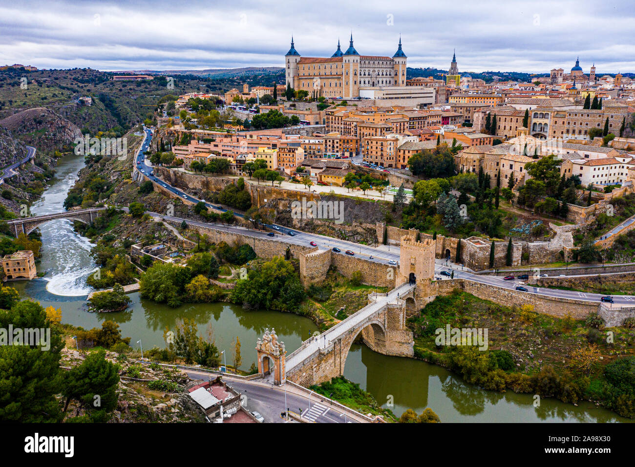 Alcazar attraverso il ponte di Alcantara, Toledo, Spagna Foto Stock