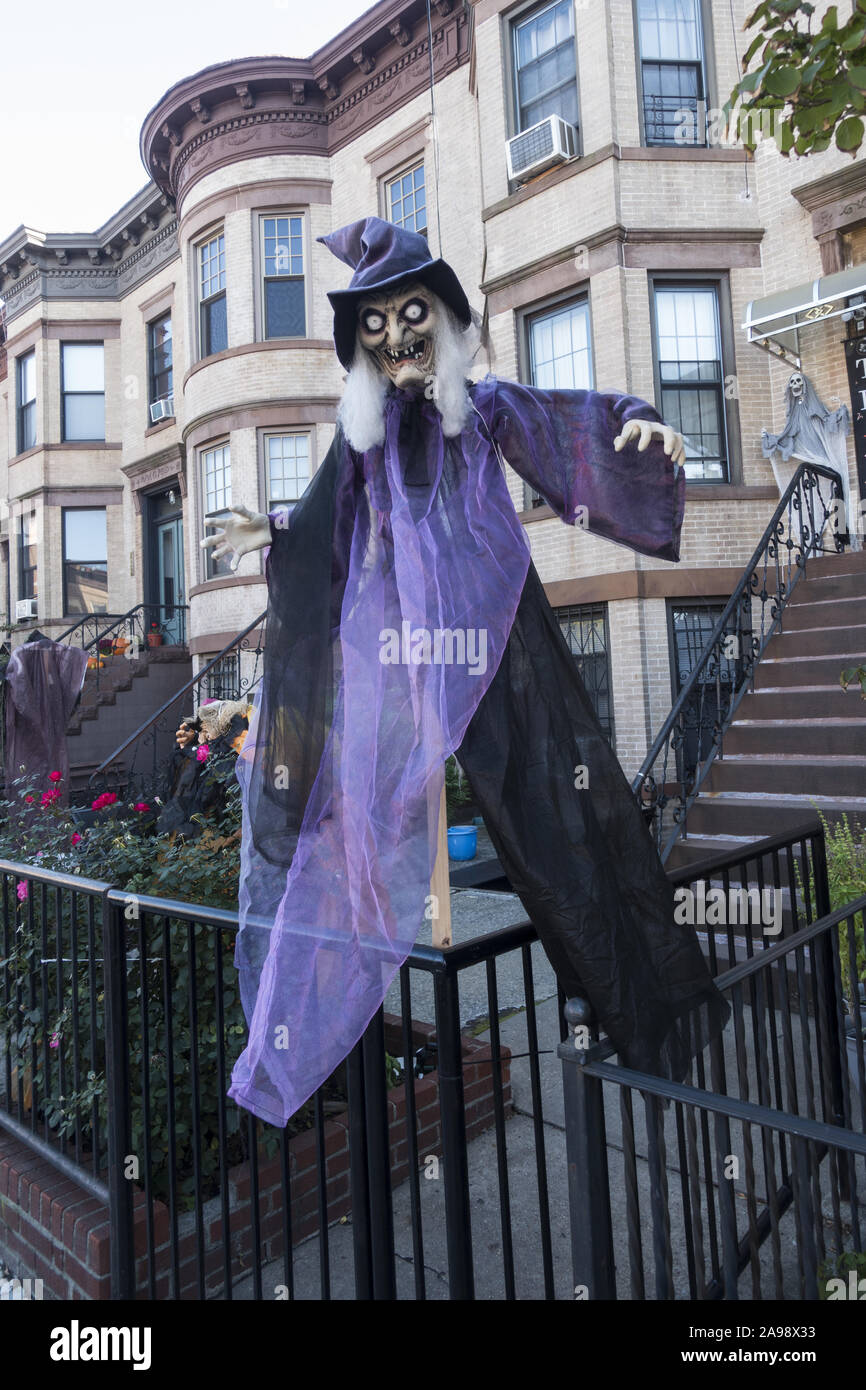 Strega davanti a una casa di Halloween in Brooklyn, New ork. Foto Stock