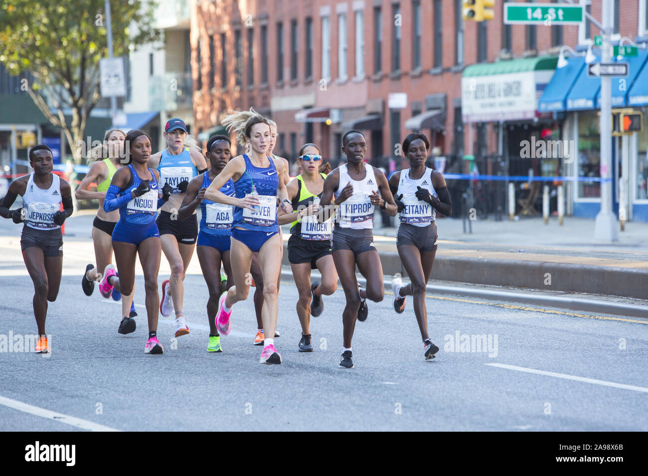 Professionale femminile front runners di crociera lungo 4° Avenue a Broolyn durante la prima tappa del 2019 New York City Marathon. Joyciline Jepkosgei dal Kenya, estrema sinistra, è stata l'eventuale vincitore al suo NYC Marathon gara di debutto. Foto Stock