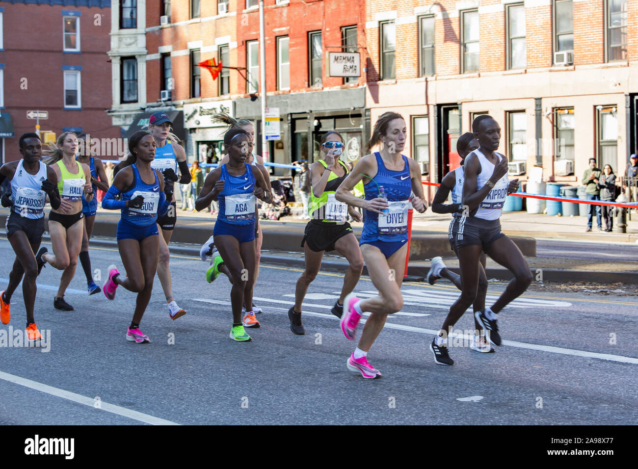 Professionale femminile front runners di crociera lungo 4° Avenue a Broolyn durante la prima tappa del 2019 New York City Marathon. Joyciline Jepkosgei dal Kenya, estrema sinistra, è stata l'eventuale vincitore al suo NYC Marathon gara di debutto. Foto Stock