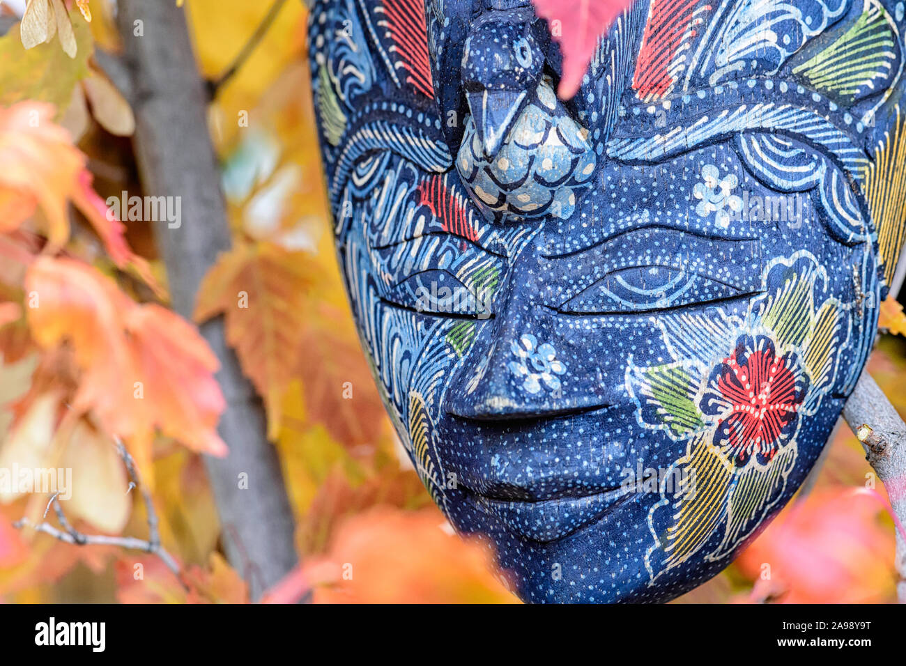 Scolpito a mano in legno maschera batik Foto Stock