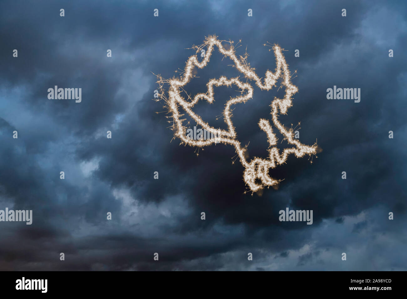 Un computer-immagine generata di una strega a volare su un manico di notte Foto Stock