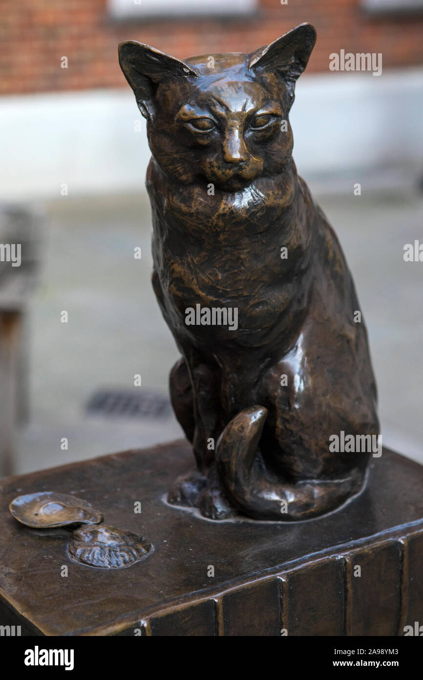 Una statua di Hodge ha - uno dei gatti di proprietà da uno storico scrittore inglese Samuel Johnson, situato in Gough Square a Londra, di fronte il suo proprietario dell ex0 Foto Stock