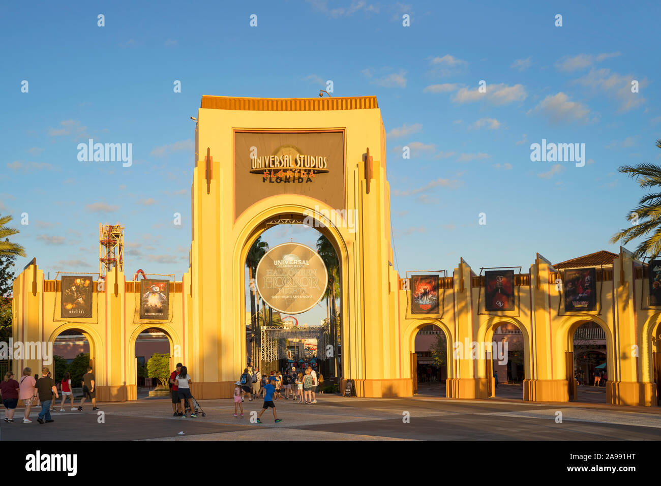 Universal Studios di ingresso, entrata al parco tematico e segno, persone che entrano, Passeggiate, Universal Studios Florida, Orlando Resort, Florida, Stati Uniti d'America Foto Stock