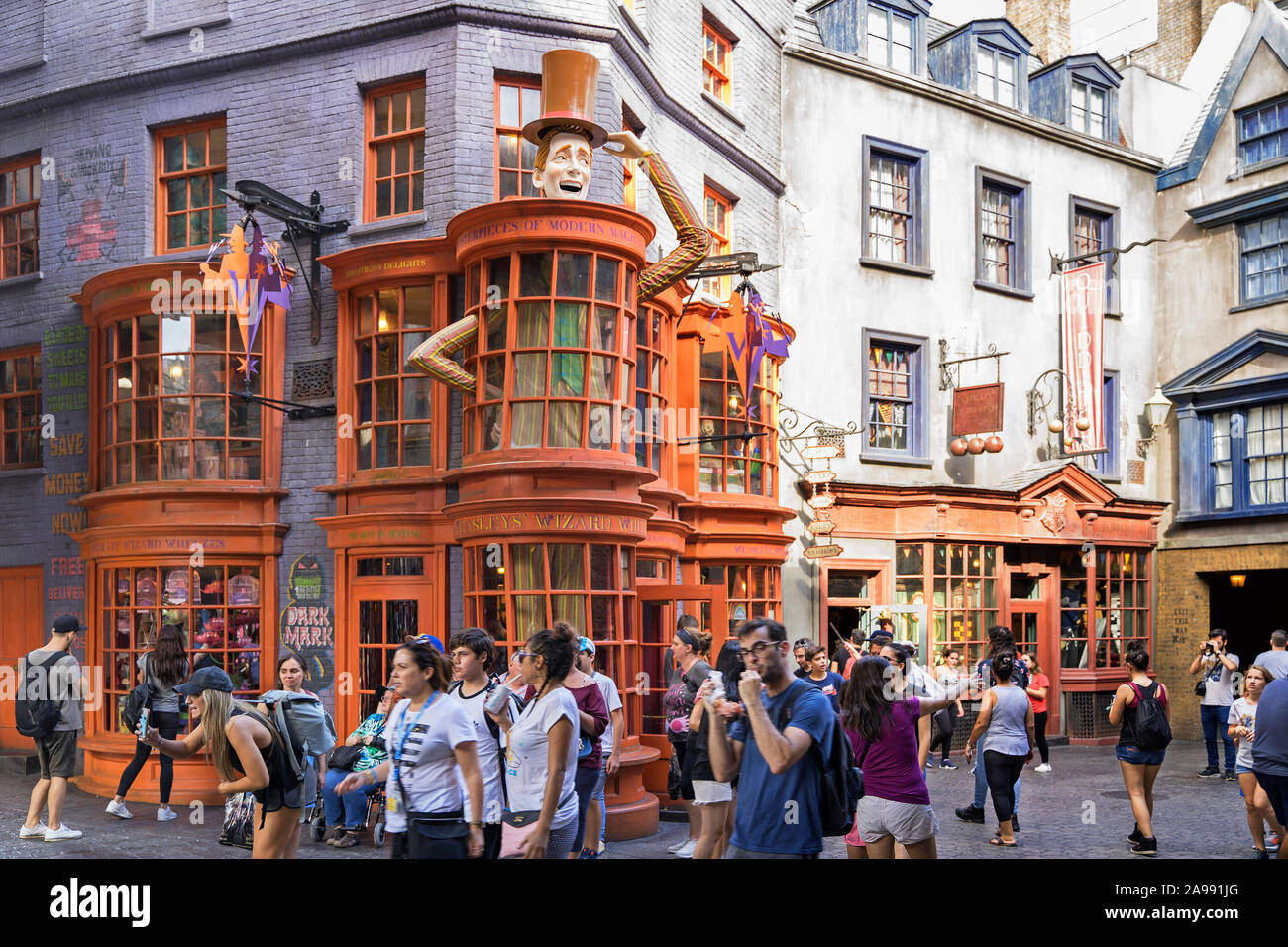 Diagon Alley persone camminare dentro il mondo di Wizarding di Harry Potter, Universal Studios, Orlando, Florida, Stati Uniti d'America Foto Stock
