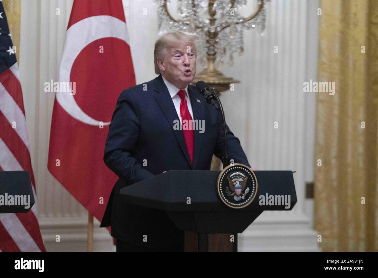 Novembre 13, 2019, Washington, Distretto di Columbia, Stati Uniti: presidente Donald Trump in Oriente stanza della casa bianca quando egli accoglie il Presidente turco Recep Tayyip ERDOÄžAN alla Casa Bianca, 13 novembre 2019. TRUMP e Erdogan ha incontrato per diverse ore all Ufficio Ovale con alcuni membri del Congresso per discutere della decisione della Turchia di quest'anno per accettare la consegna di un russo aria sistema di difesa che comporta una minaccia per la sicurezza della NATO. Come risultato, gli Stati Uniti hanno sospeso le vendite in Turchia di F-35 jet da combattimento. La Turchia ha inoltre venire sotto il fuoco al Campidoglio per la sua incursione ho Foto Stock