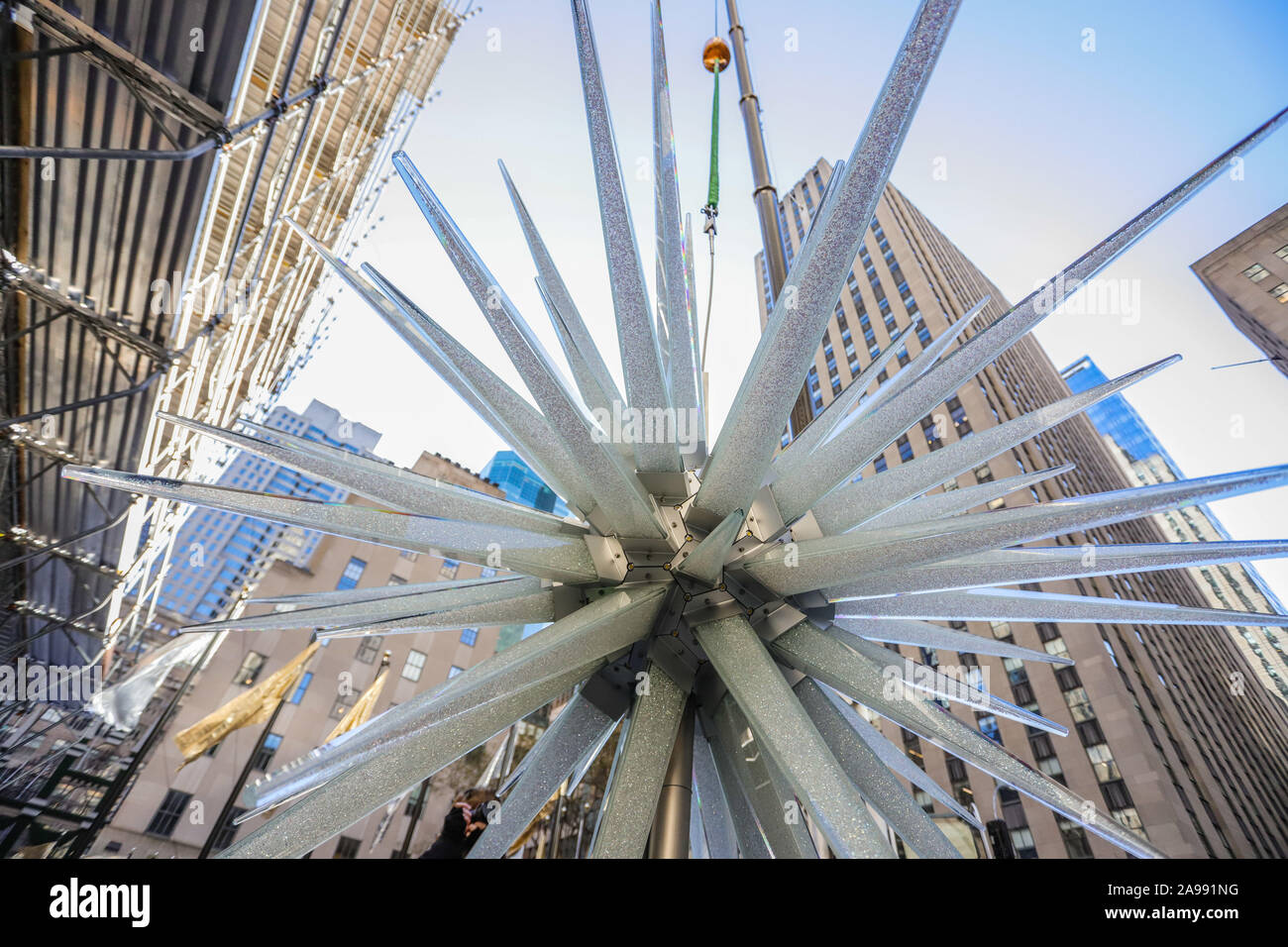 New York, Stati Uniti d'America. Novembre 13, 2019, New York NEW YORK, ESTADOS UNIDOS: un 900-pound Swarovski crystal star è stato sollevato da una gru e attaccato al Centro Rockefeller albero di Natale il mercoledì mattina, 13. Progettato da architetto Daniel Libeskind, la stella scintillante misure 9 piedi 10 cm di diametro ed è stato creato da 3 milioni di abbagliamento di cristalli Swarovski in 70 illumina le orecchie. Credito: ZUMA Press, Inc./Alamy Live News Foto Stock