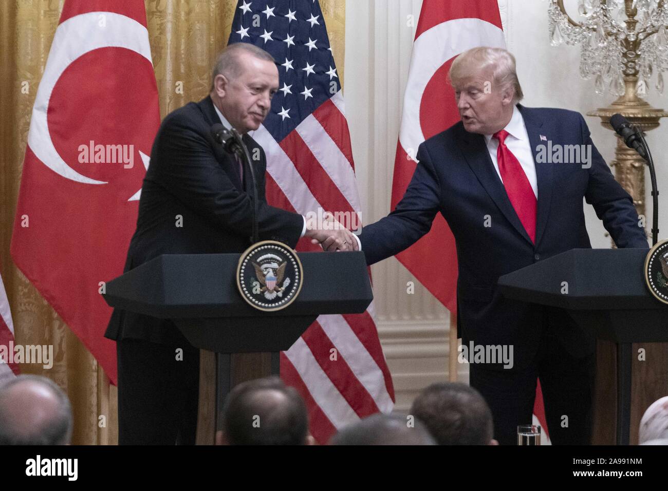 Novembre 13, 2019, Washington, Distretto di Columbia, Stati Uniti: presidente Donald Trump accoglie il Presidente turco Recep Tayyip ERDOÄžAN alla Casa Bianca, 13 novembre 2019. TRUMP e Erdogan ha incontrato per diverse ore all Ufficio Ovale con alcuni membri del Congresso per discutere della decisione della Turchia di quest'anno per accettare la consegna di un russo aria sistema di difesa che comporta una minaccia per la sicurezza della NATO. Come risultato, gli Stati Uniti hanno sospeso le vendite in Turchia di F-35 jet da combattimento. La Turchia ha inoltre venire sotto il fuoco al Campidoglio per la sua incursione in Siria il mese scorso quando attaccò la Ku Foto Stock