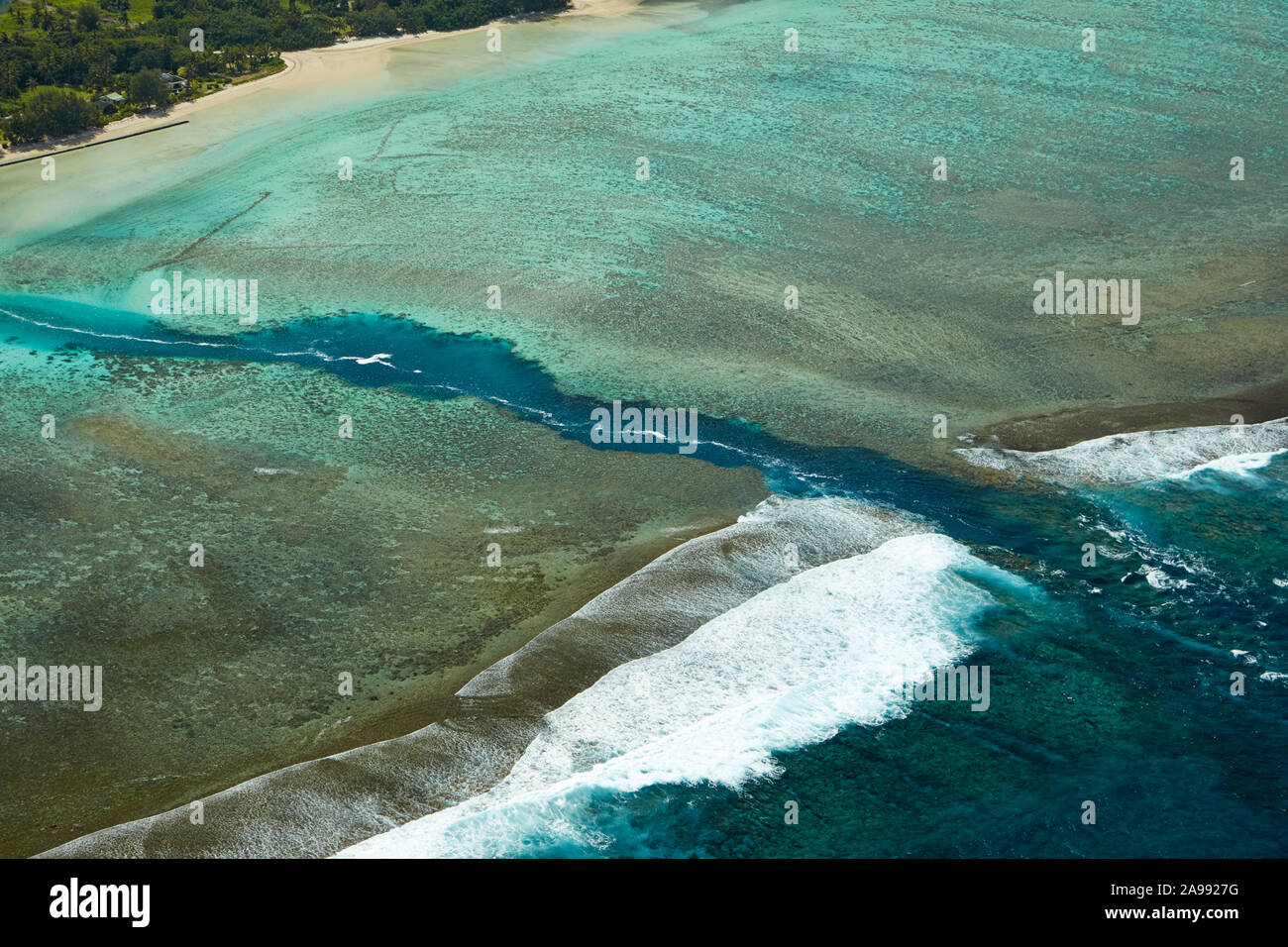 Il canale nella barriera corallina, Avaavaroa Tapere, dalla spiaggia Turoa, Rarotonga Isole Cook, South Pacific - aerial Foto Stock