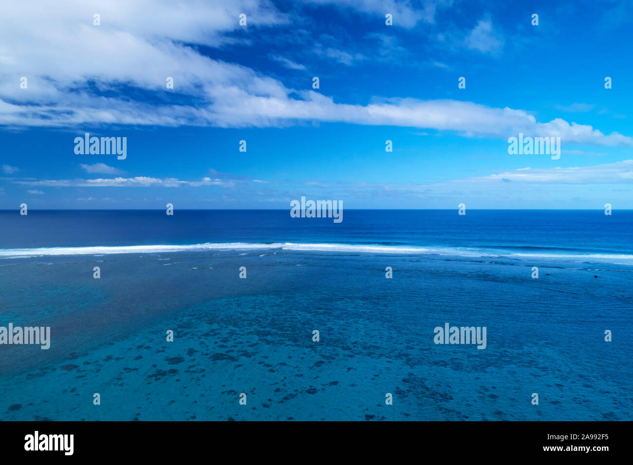 Il Reef da Aroa Beach, Rarotonga Isole Cook, South Pacific - antenna fuco Foto Stock