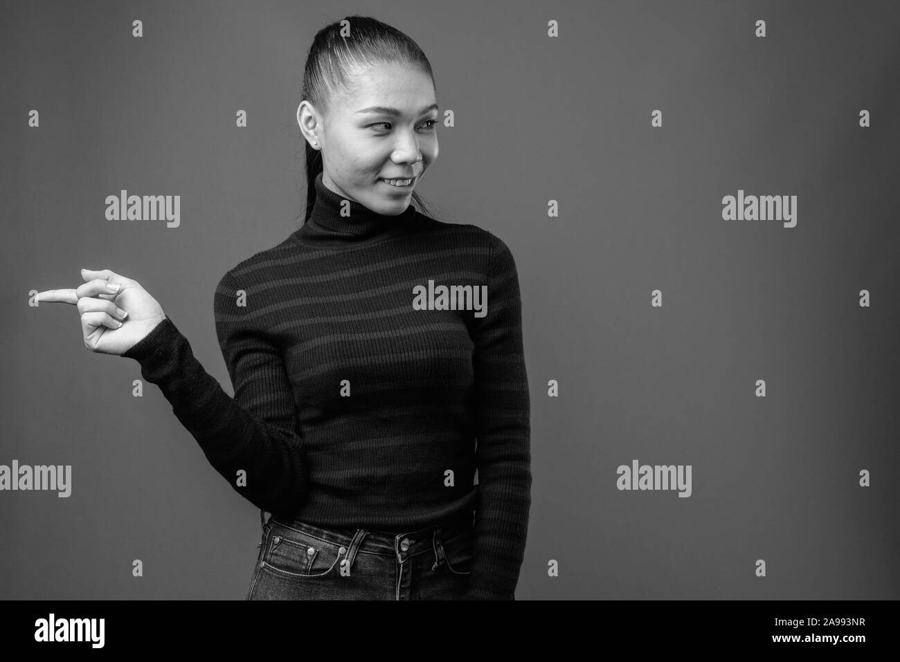 Giovane bella asiatica transgender donna in bianco e nero Foto Stock