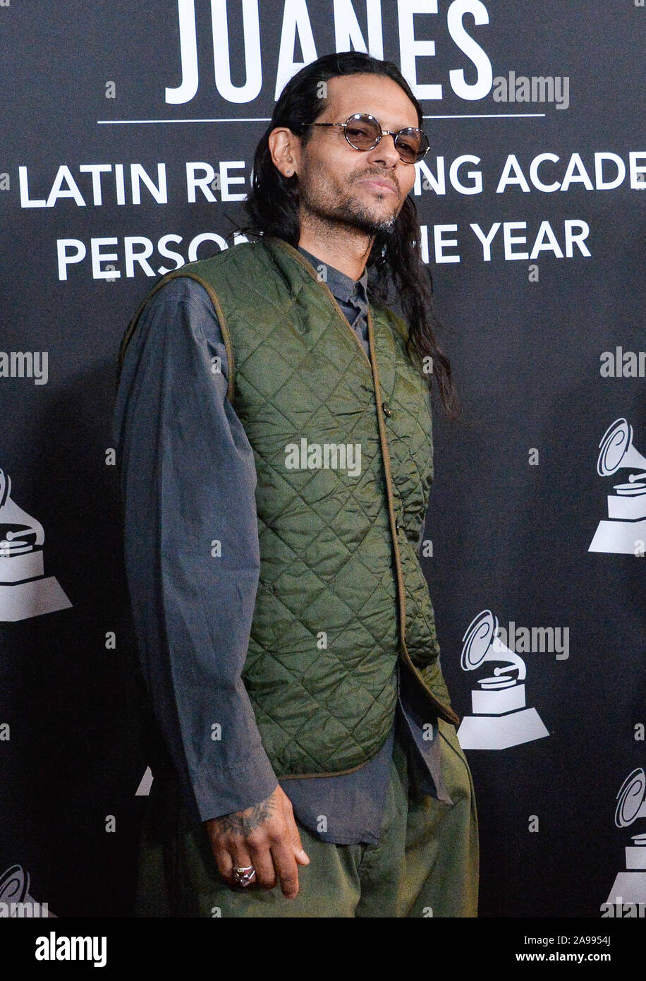 Las Vegas, Stati Uniti. Xiii Nov, 2019. Musicista Draco Rosa arriva per il Grammy Latino persona dell'anno di gala per onorare il cantante colombiano Juanes a MGM Grand Convention Center di Las Vegas, Nevada Mercoledì, Novembre 13, 2019. Foto di Jim Ruymen/UPI Credito: UPI/Alamy Live News Foto Stock