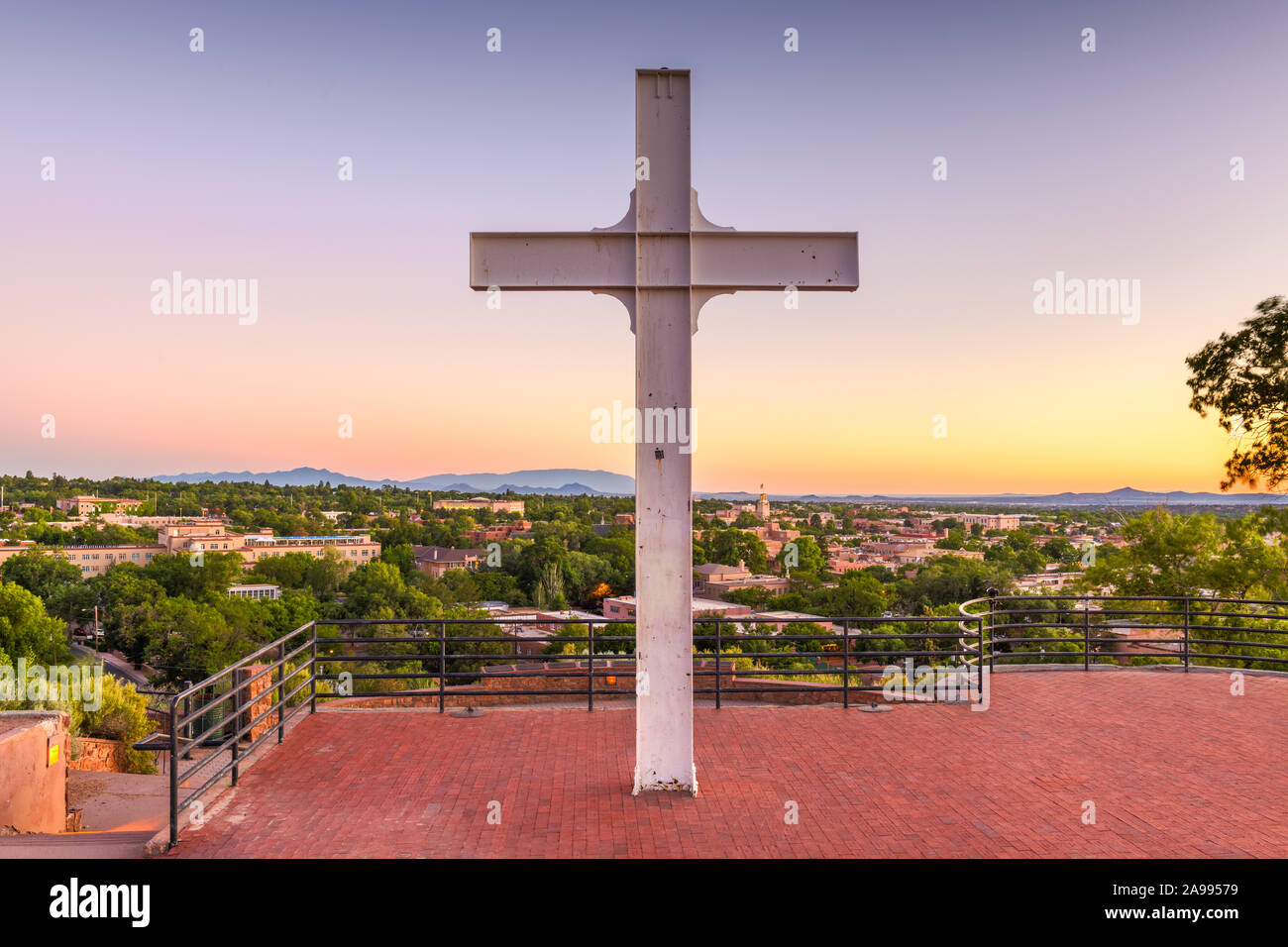 Santa Fe, New Mexico, Stati Uniti d'America skyline del centro al tramonto con la croce. Foto Stock