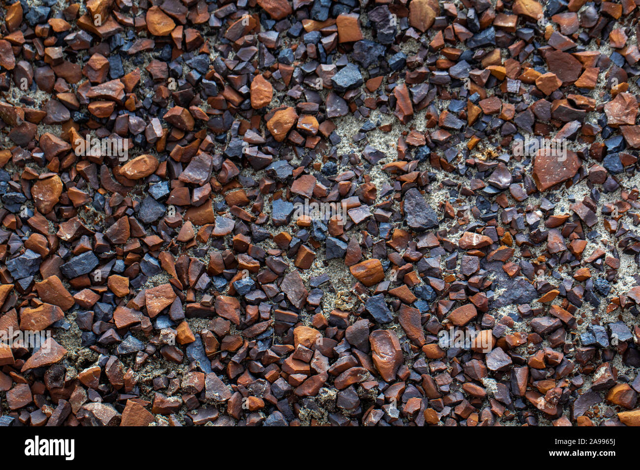 Un mazzetto di rocce rotte sul terreno Foto Stock