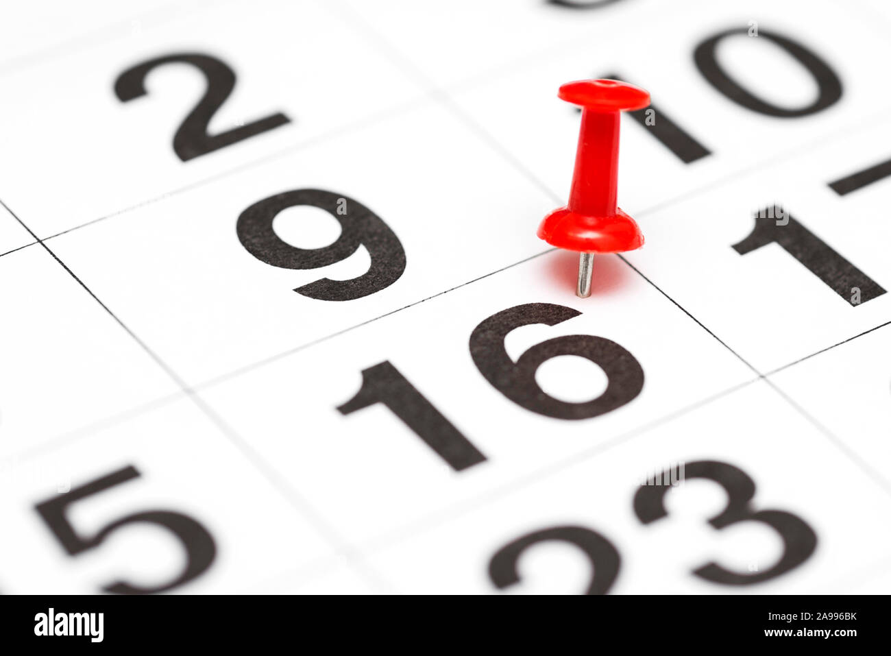 Il pin alla data numero 16. Sedici il giorno del mese è contrassegnato con la puntina rossa sul calendario. Salvare la data del concetto. Foto Stock