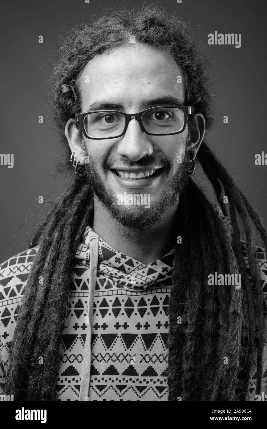 Bel giovane uomo ispanico con dreadlocks in bianco e nero Foto Stock