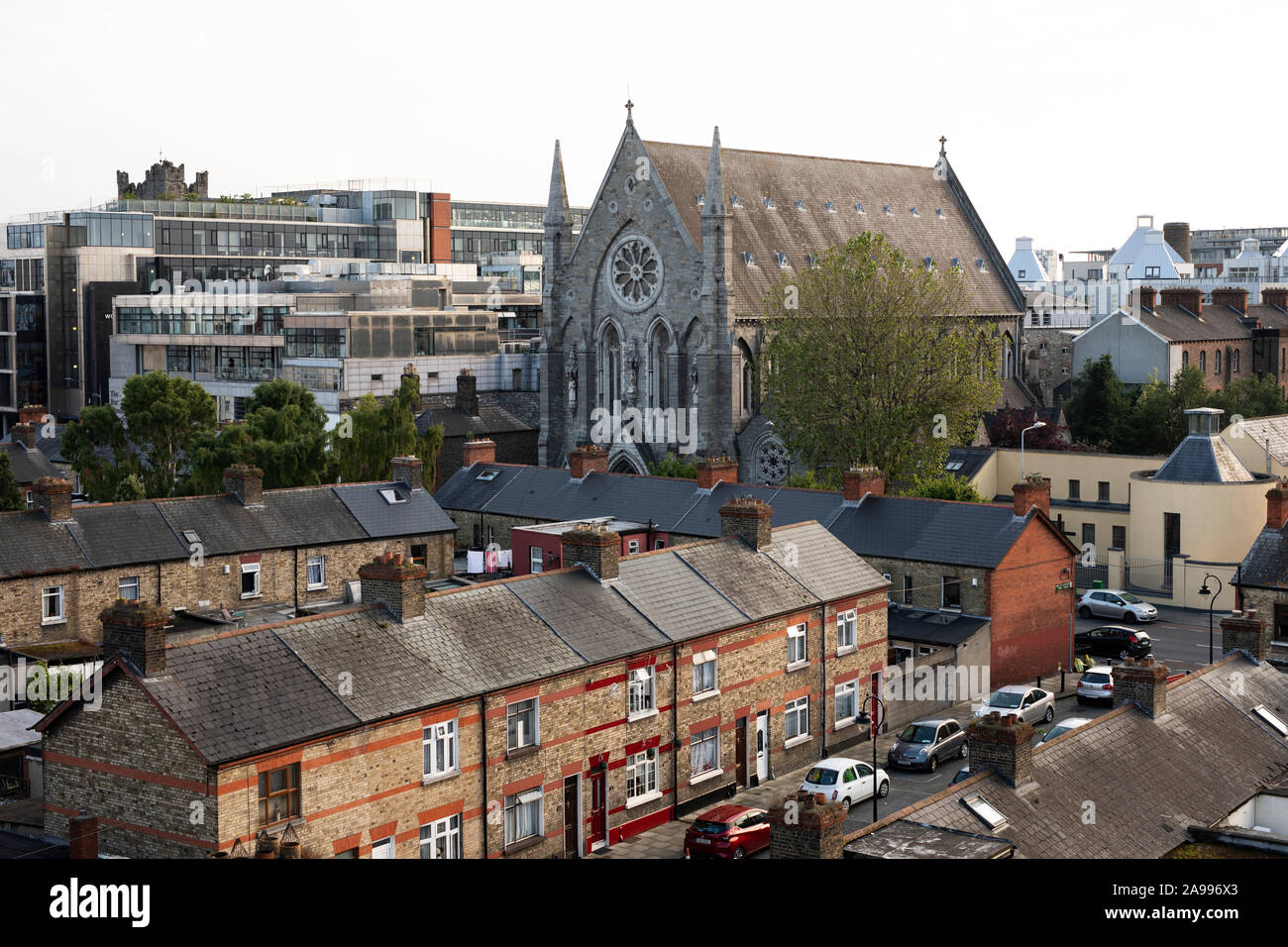 Guardando attraverso Beresford Street verso Santa Maria degli Angeli chiesa su Church Street a Dublino, Irlanda. Foto Stock