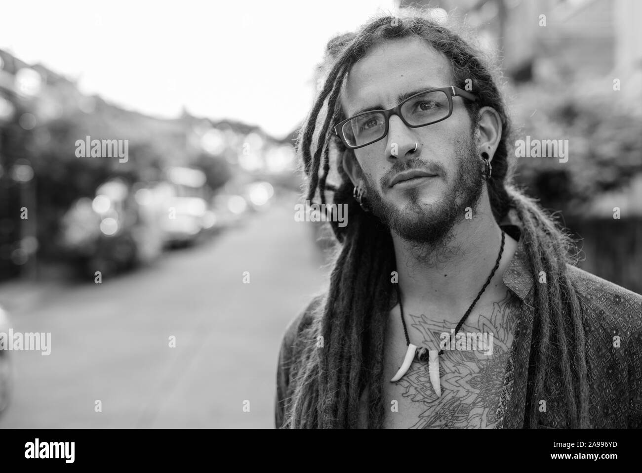 Giovane bello ispanica uomo turistica con dreadlocks all'esterno in bianco e nero Foto Stock