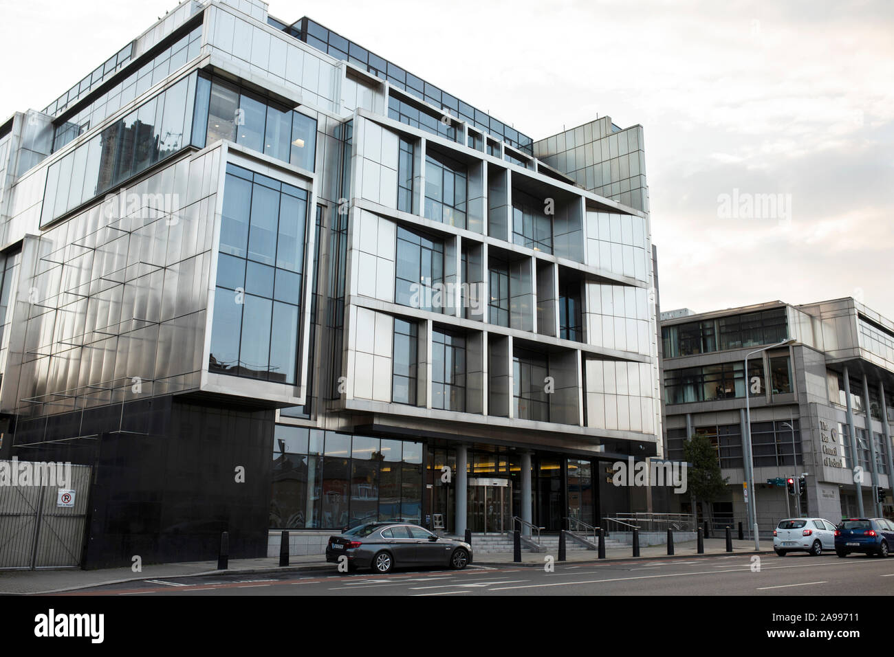 Il re, la costruzione di un edificio per uffici su Church Street sull'isola di Arran Quay, Dublin, Irlanda, su una sera d'estate. Foto Stock