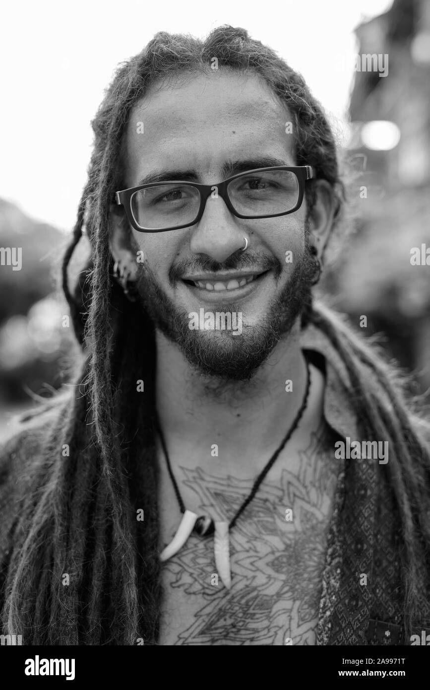 Giovane bello ispanica uomo turistica con dreadlocks all'esterno in bianco e nero Foto Stock
