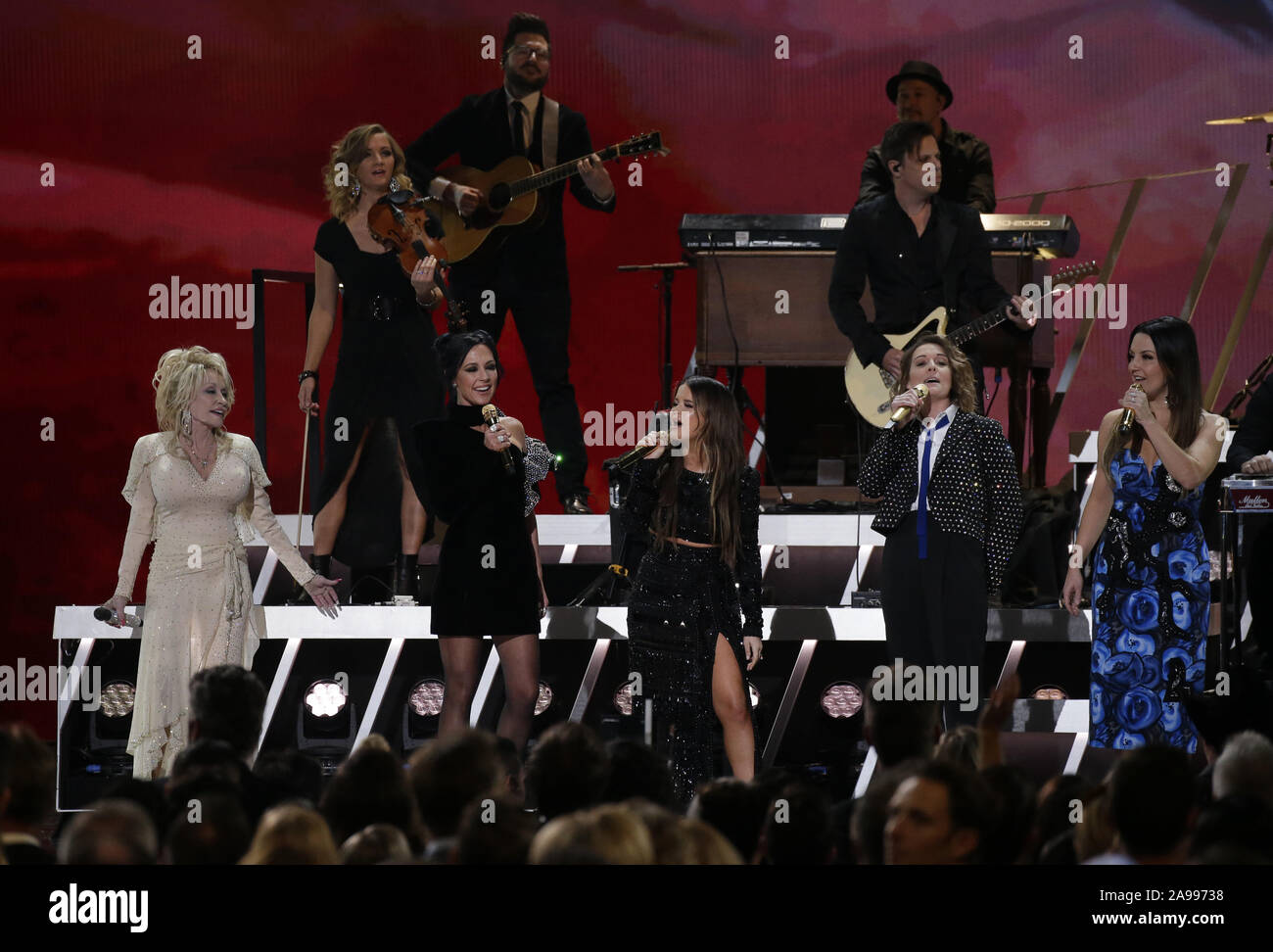 Nashville, Stati Uniti. Xiii Nov, 2019. Musica Country stelle raccogliere sul palco per eseguire in corrispondenza della cinquantaduesima annuale di Country Music Association Awards alla Bridgestone Arena di Nashville, Tennessee Mercoledì, Novembre 13, 2019. Foto di Giovanni Angelillo/UPI Credito: UPI/Alamy Live News Foto Stock