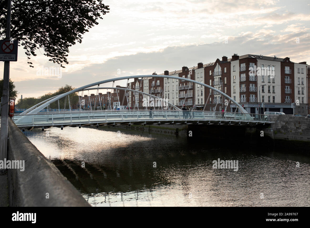 Il James Joyce Bridge sul fiume Liffey al tramonto a Dublino, Irlanda. Foto Stock