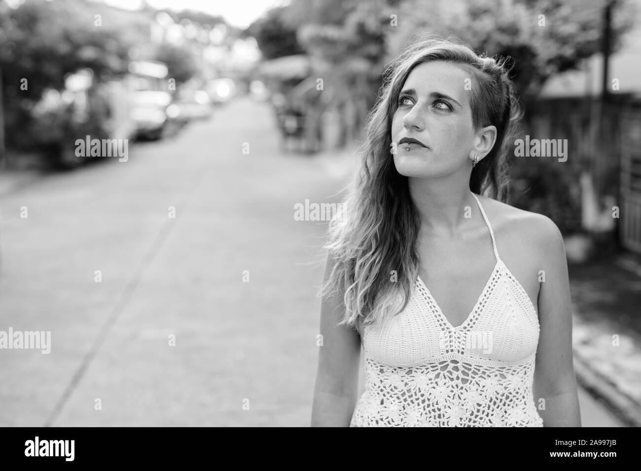 Giovane bella ispanica donna turistica all'esterno in bianco e nero Foto Stock