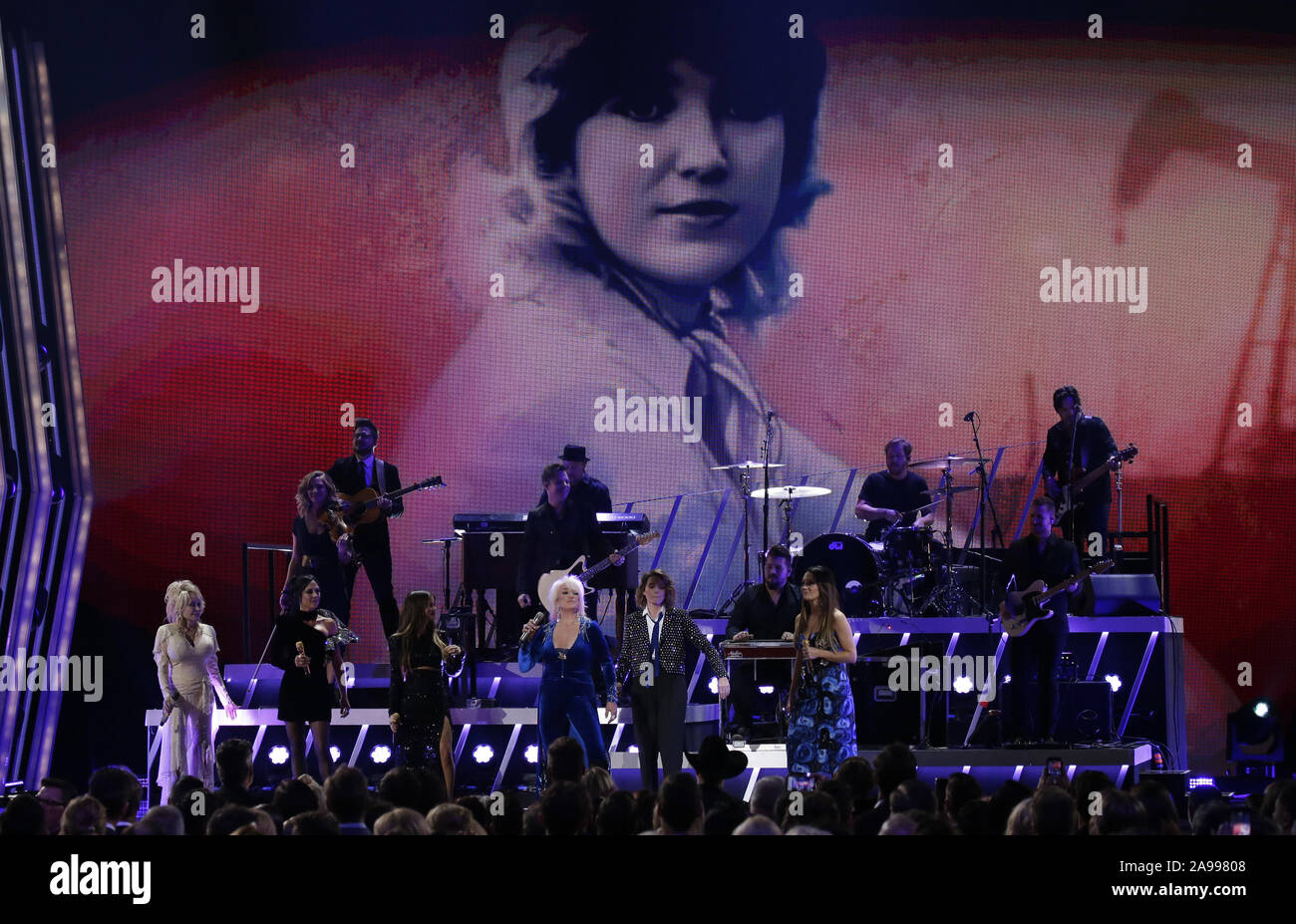 Nashville, Stati Uniti. Xiii Nov, 2019. Musica Country stelle raccogliere sul palco per eseguire in corrispondenza della cinquantaduesima annuale di Country Music Association Awards alla Bridgestone Arena di Nashville, Tennessee Mercoledì, Novembre 13, 2019. Foto di Giovanni Angelillo/UPI Credito: UPI/Alamy Live News Foto Stock