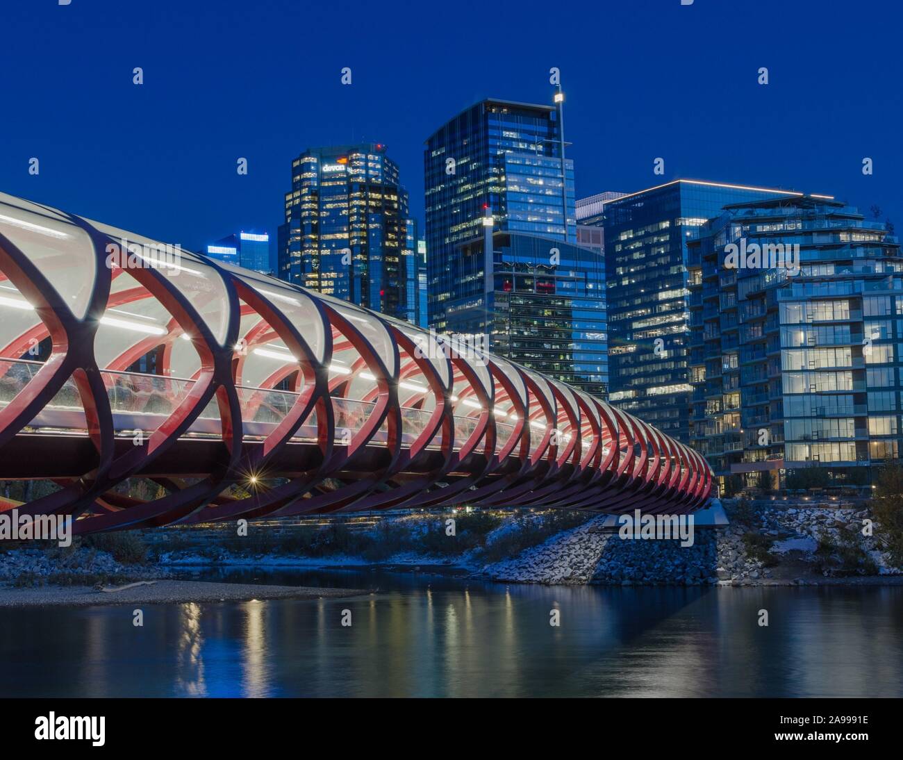 Il ponte di pace attraverso il Fiume Bow nel centro di Calgary, Alberta, Canada. Foto Stock