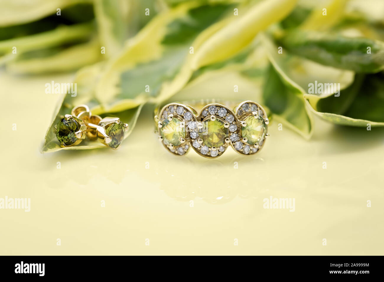 Zaffiro verde abito in perline di Anello con diamanti, matching prigioniero di zaffiro orecchini Foto Stock