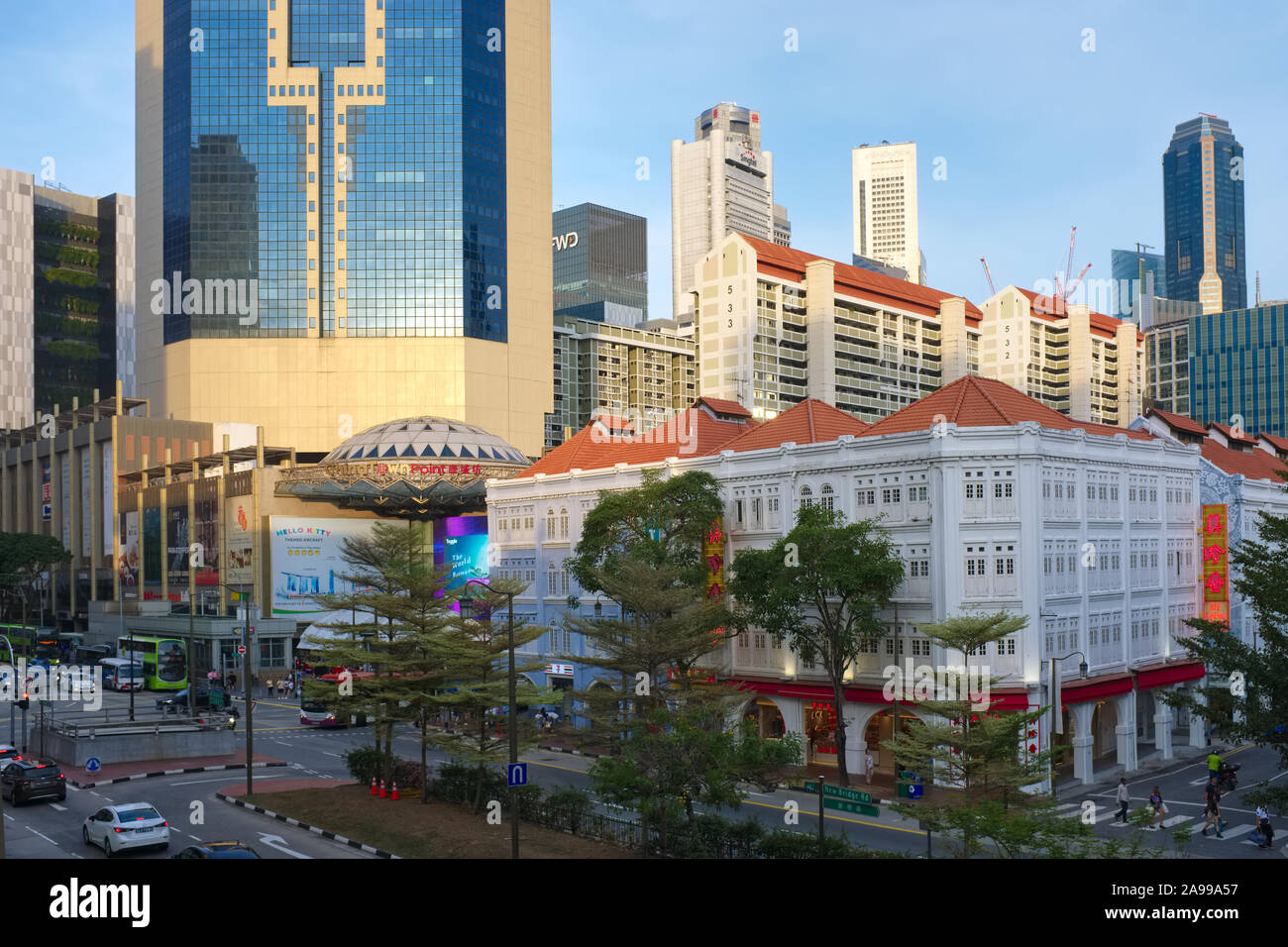 Vista di Chinatown, Singapore , visto da un ponte pedonale su Ue Tong Sen Street / New Bridge Road Foto Stock