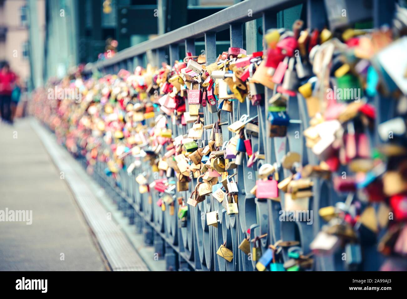 Migliaia di amore lucchetti bloccato sulla rampa del ponte in ferro di Francoforte Um principale. Foto Stock