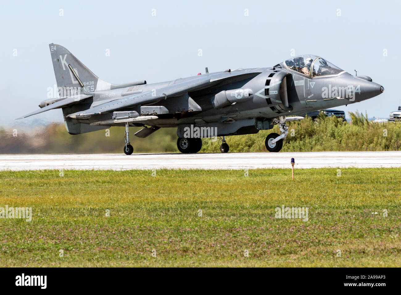 Un corpo della marina degli Stati Uniti AV-8B Harrier esegue una demo presso il 2015 Cleveland Airshow internazionale. Foto Stock