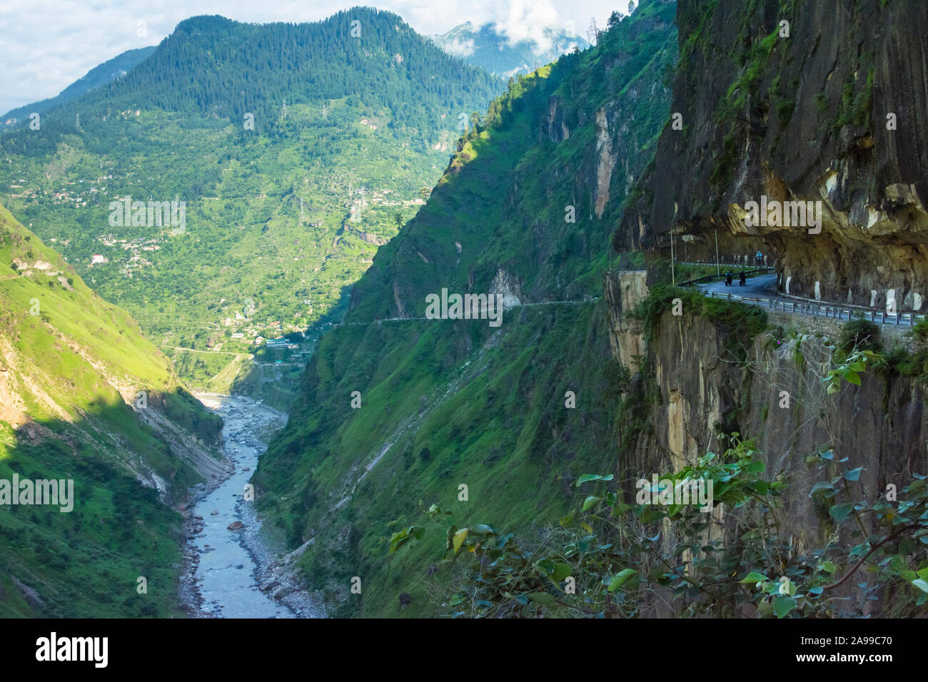 Una strada pericolosa nel distretto di Kinnaur, Himachal Pradesh , Himachal Pradesh, India Foto Stock