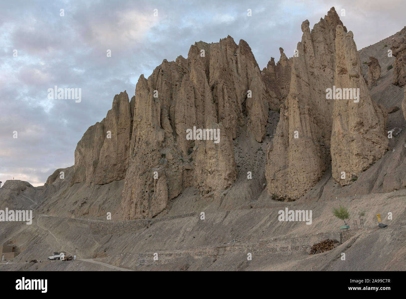 Superficie Moonland e montagne rocciose, Spiti, Himachal Pradesh, India Foto Stock