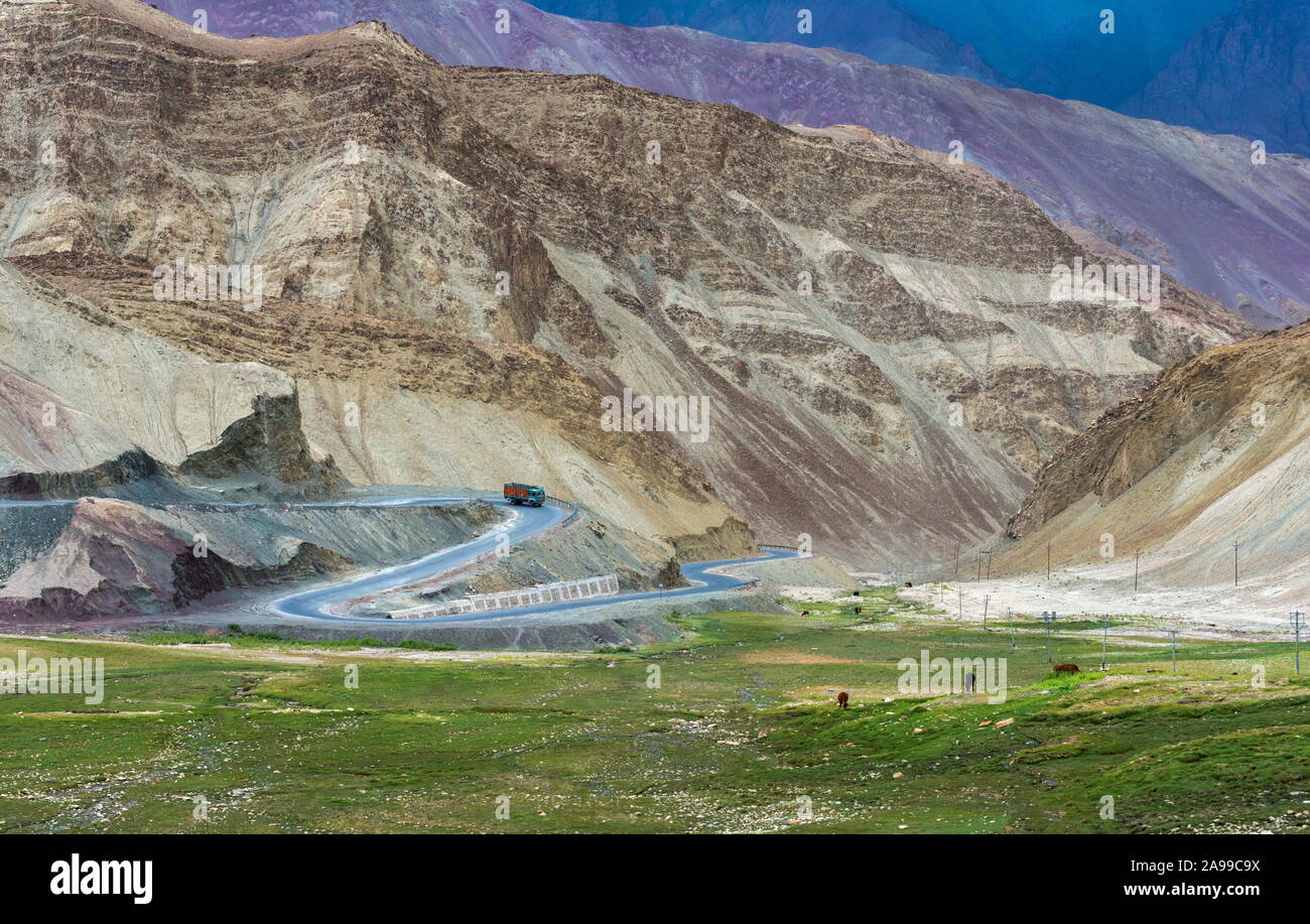 Dipinto di montagne e tortuosa strada vicino a Leh, Ladakh, India Foto Stock