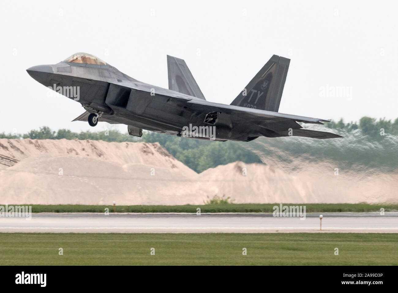 Un Lockheed Martin F-22 Raptor esegue una demo presso il 2015 Airfest Rockford. Foto Stock