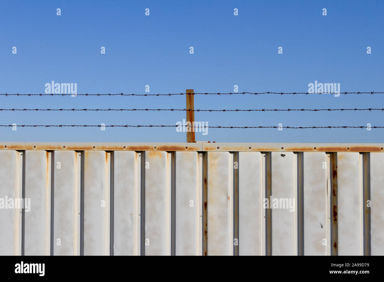 Filo spinato sopra una recinzione di metallo vicino a Yamato, Kanagawa, Giappone. Foto Stock