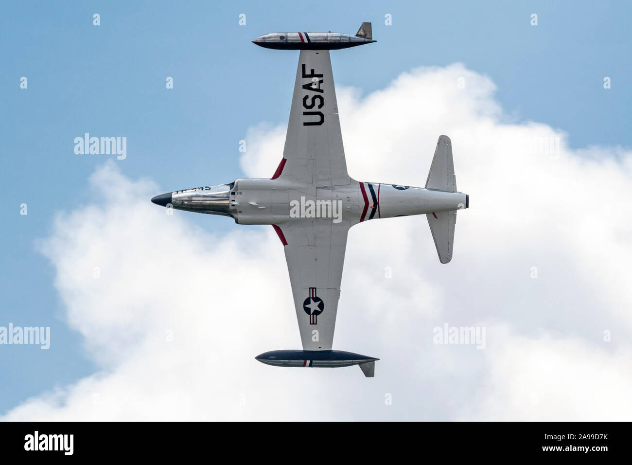 Un militare vintage T-33 Shooting Star esegue una demo presso il 2015 Rockford Airfest in Rockford, Illinois. Foto Stock