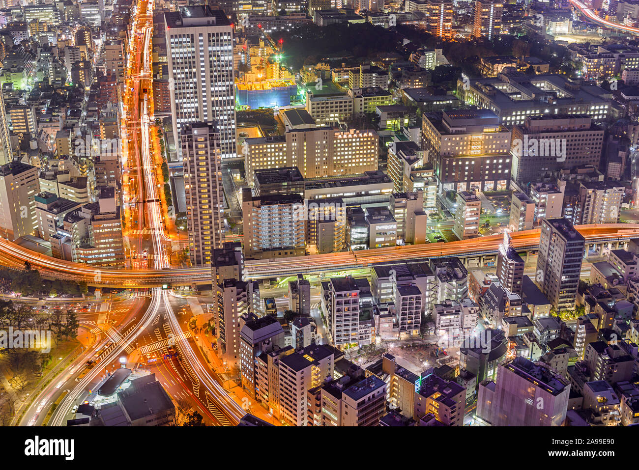 Tokyo, Giappone cityscape sulla giunzione di Roppongi di notte. Foto Stock