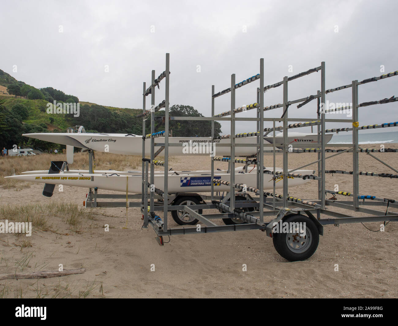 Barca rimorchio sulla spiaggia a Mt Maunganui Foto Stock