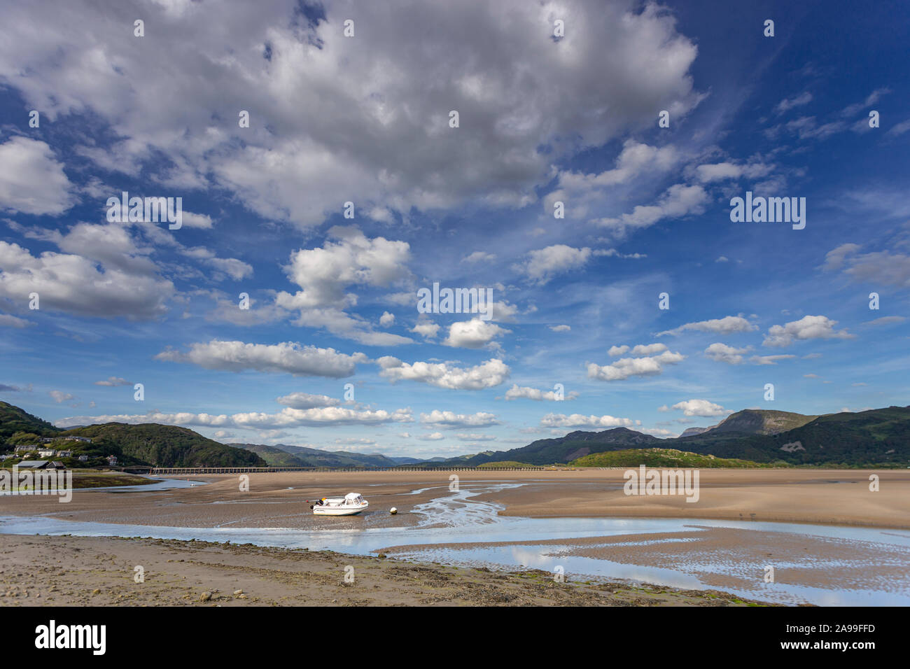 Cumulus nuvole sopra il Mawddach Estuary, Snowdonia, Galles Foto Stock