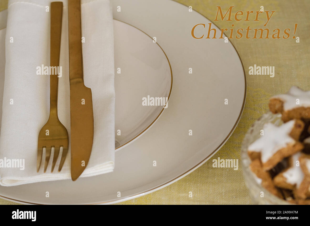 Tavola di Natale impostazione in oro bianco di tono. Elegante cena di gala lo sfondo con il testo. Xmas vasellame sfondo. Foto Stock