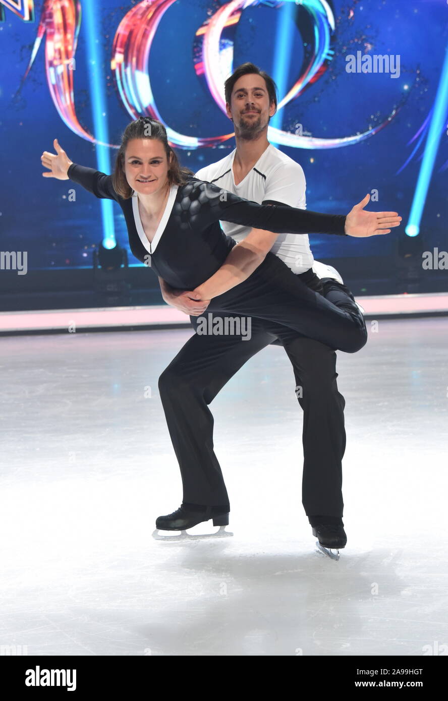 Colonia, Germania. Xiii Nov, 2019. Nadine Angerer e David Vincour pongono sul ghiaccio in corrispondenza di un evento stampa per SAT.1 pattinaggio di figura mostra 'Dancing su ghiaccio". Credito: Horst Galuschka/dpa/Horst Galuschka dpa/Alamy Live News Foto Stock