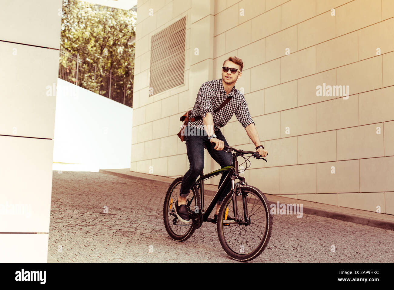 Felice la persona di sesso maschile che cercano il suo ufficio Foto Stock